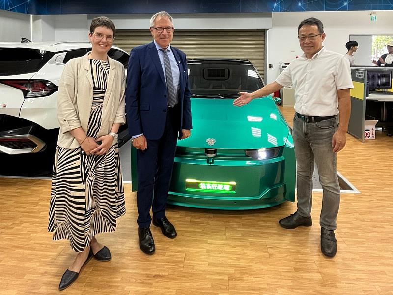 德國埃斯林根應用科技大學Christof Wolfmaier校長、Julia Feldmann資深顧問參訪雲科大智慧電動車產業服務與人才培育中心，由蘇慶龍主任親自接待導覽。