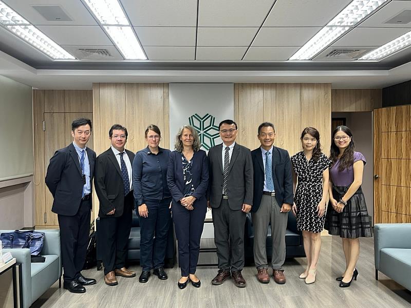 雲科大張傳育校長與德國波茨坦應用科技大學Prof. Dr. Eva Schmitt-Rodermund校長及雙方團隊會面合影，共同開啟兩校合作新頁。