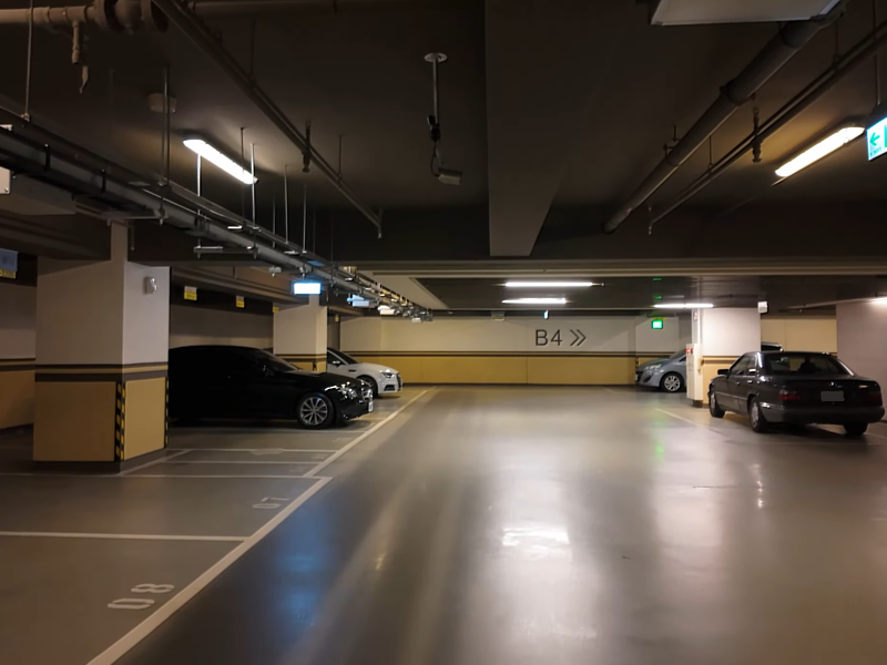 台北市信義區的謙華社區採用華城電能的電動車充電解決方案及匯流排配電系統,打造整齊美觀又方便的電動車友善社區環境。