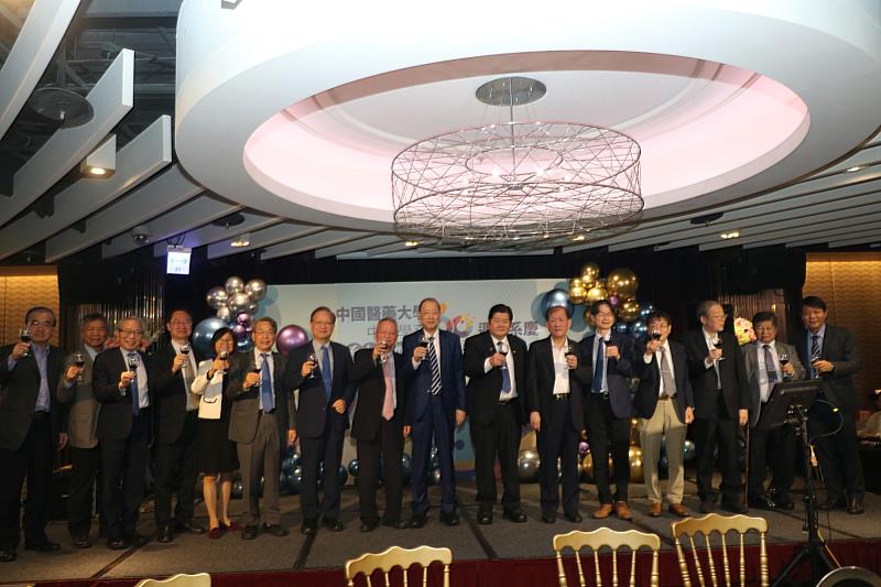 蔡長海董事長親臨會場偕同江安世校長、林昭庚董事、及歷任校長貴賓向校友們舉杯致賀。