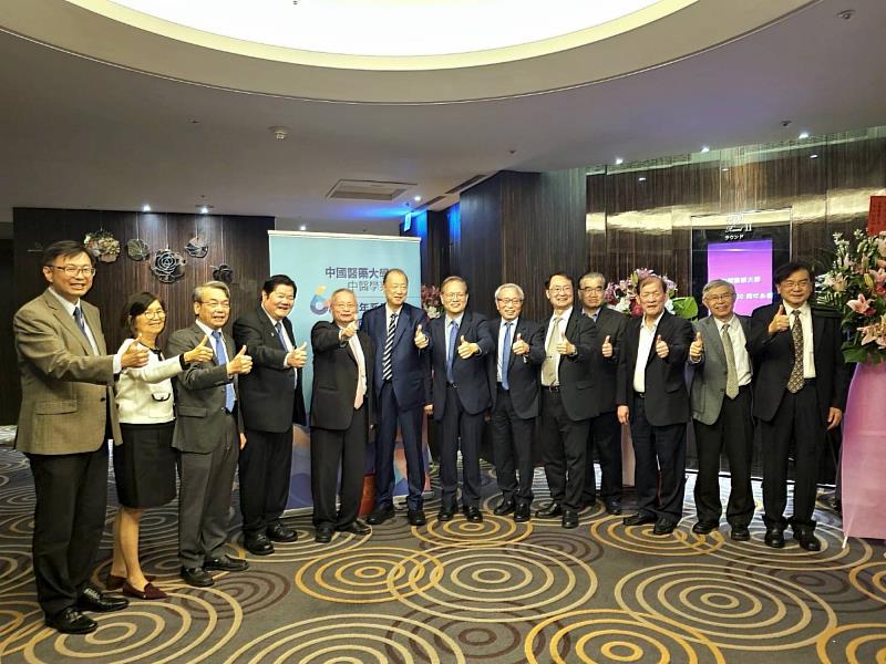 蔡長海董事長偕江安世校長等貴賓會場合影。