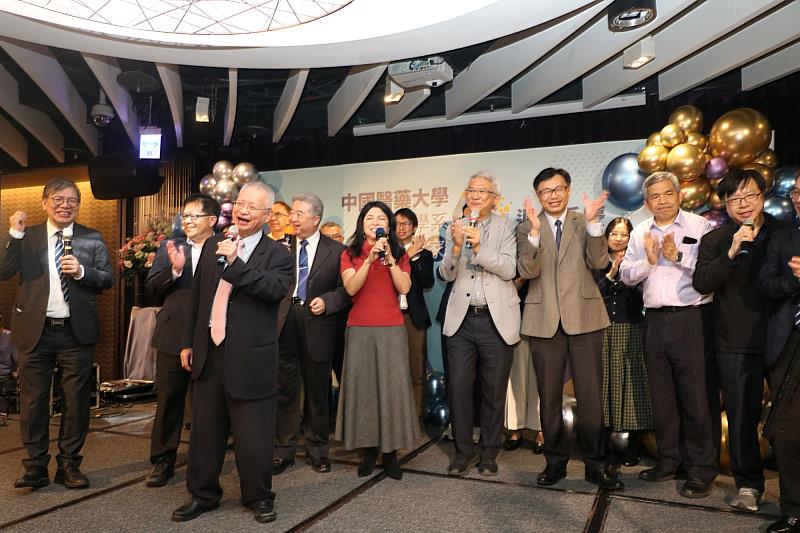 中醫學系系友會理事長林昭庚院士偕顏宏融院長等貴賓上台高唱歌歡歌，把晚宴氣氛推向最高潮。