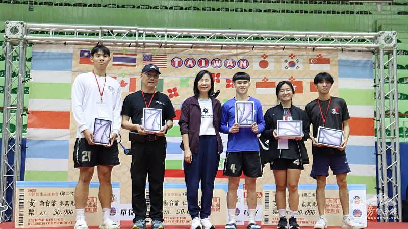 僑務委員會主任秘書榮幼娥於開幕典禮頒發抽獎獎品。