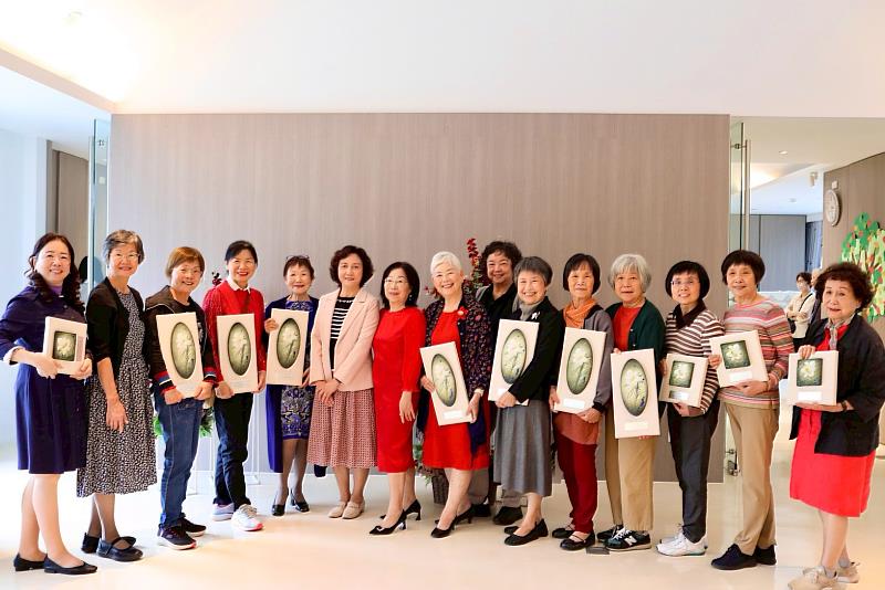 為感謝資深志工多年來的付出，婦女會特別準備由藝術大師李國欽設計，象徵純潔、韌性、和平與正義的百合花作品，致敬志工們無私奉獻的精神。