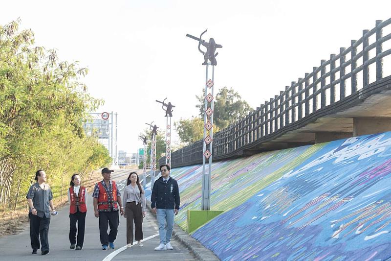 代理市長邱臣遠偕同民政處長施淑婷及李金文頭目、林慈愛議員一起欣賞牆面之美及了解部落發展史。