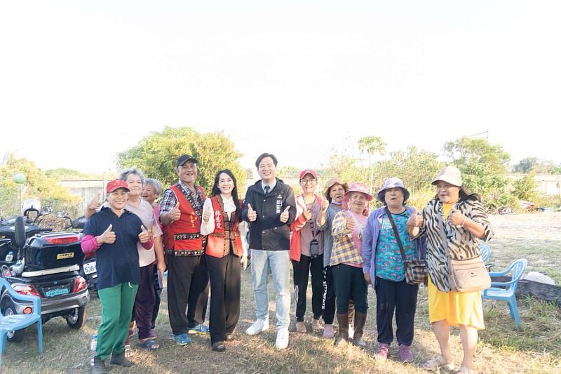 代理市長邱臣遠與部落長輩親切合影。