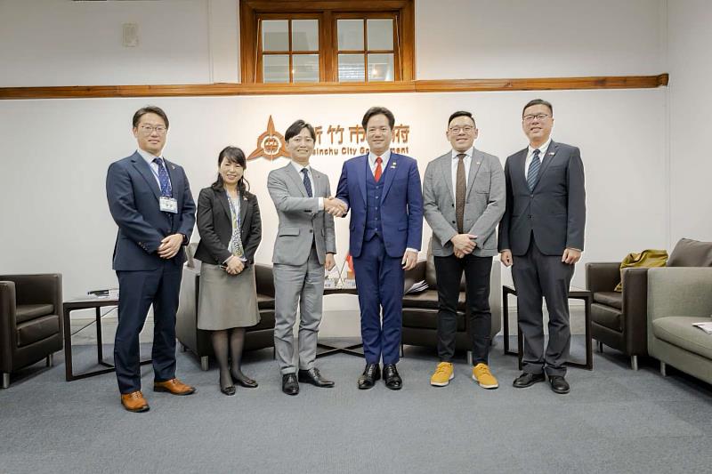 日本宮崎市清山知憲市長拜會竹市府，雙方成員大合影。