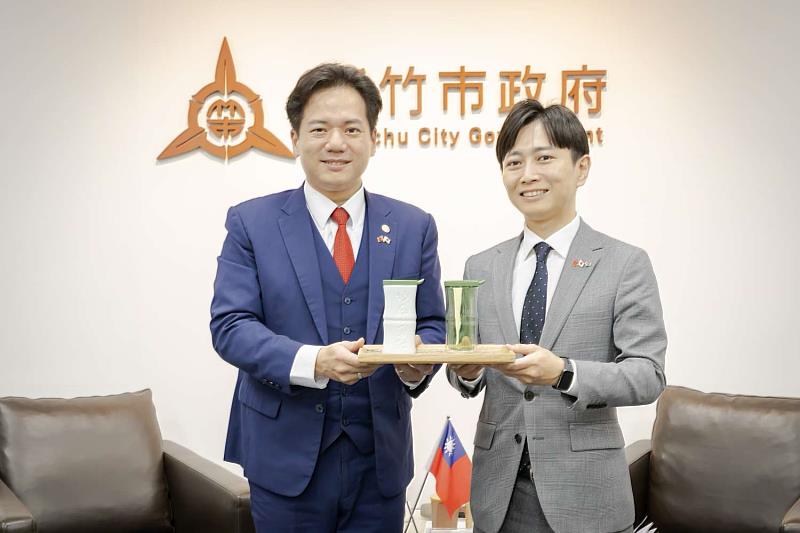 邱臣遠代理市長會後致贈竹市特色玻璃藝品「竹節杯」。