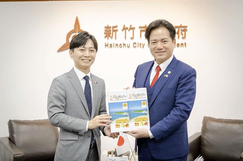 清山知憲市長回贈紀念品。