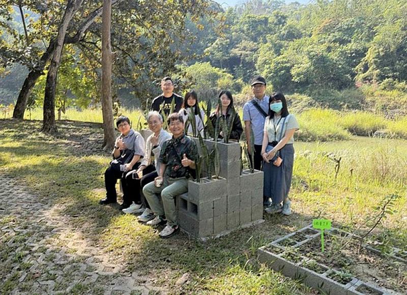 雲科大師生在環境清幽的大武壠大道暨傳統植物園合影。