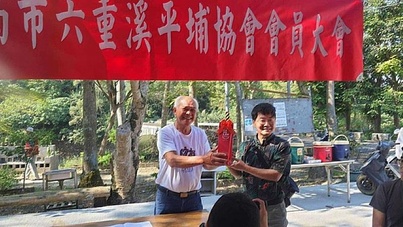 陳主義理事長致贈師生紀念品。