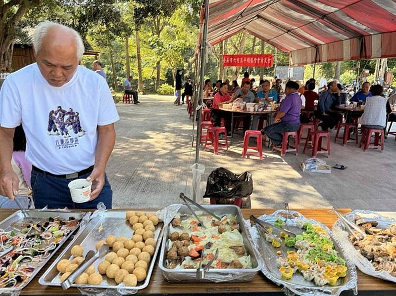 族人與師生共享在地特色風味餐。