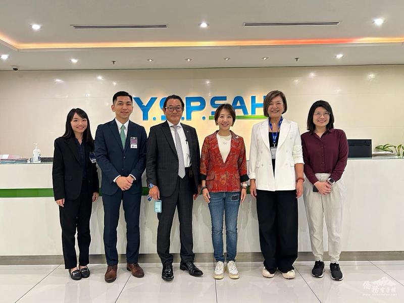 李姸慧拜訪永信藥品馬來西亞工業有限公司。