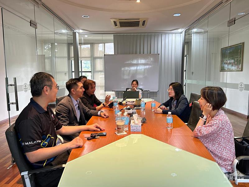 李姸慧拜訪臺商林浩文經營富佳木業股份有限公司。