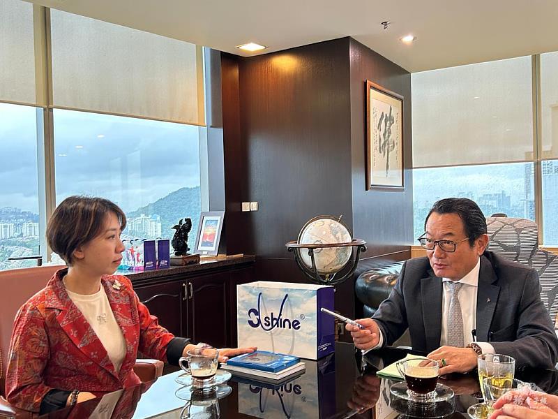 李芳信與李姸慧就企業經營情形深入交流。