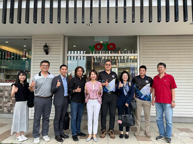 僑委會副委員長李姸慧拜訪臺商楊明勳經營的Yoyo Cafe。