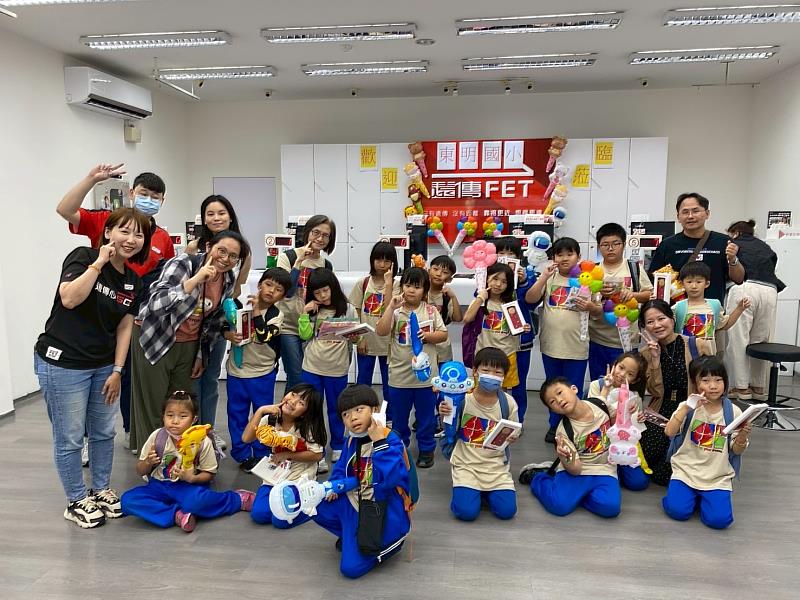 遠傳除擴大參與善行卡活動,也在門市舉辦「良善故事屋」活動,向孩子們分享善良的故事。
