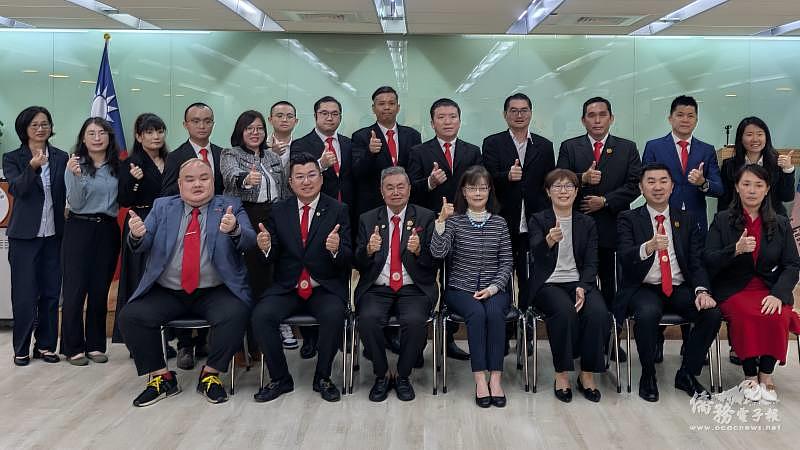 拜會全體與會人員合影。