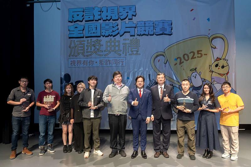 代理市長邱臣遠、文化局長王翔郁、警察局長許頌嘉與短片組金、短影音組得獎者合影。