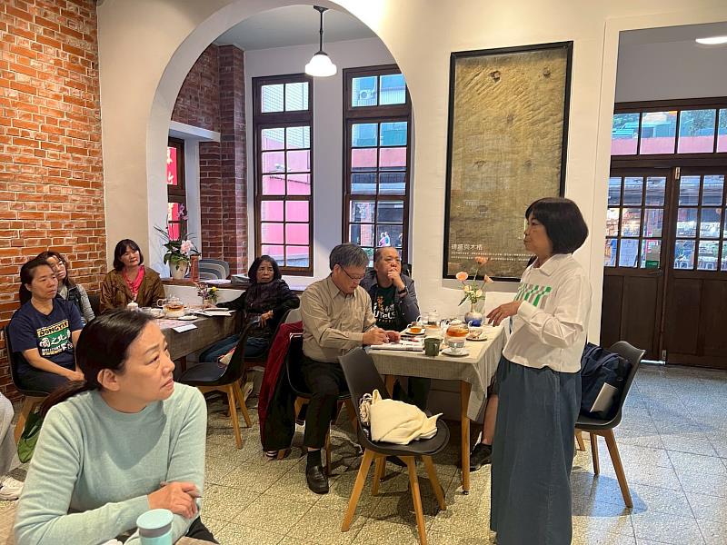 台灣地方創生基金會董事長陳美伶說明社區總體營造與地方創生的互動關係。（照片/校方提供）