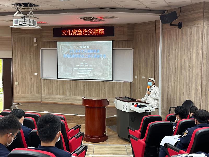 中央警察大學簡賢文教授擔任主講消防救災應變策略。（照片/校方提供）