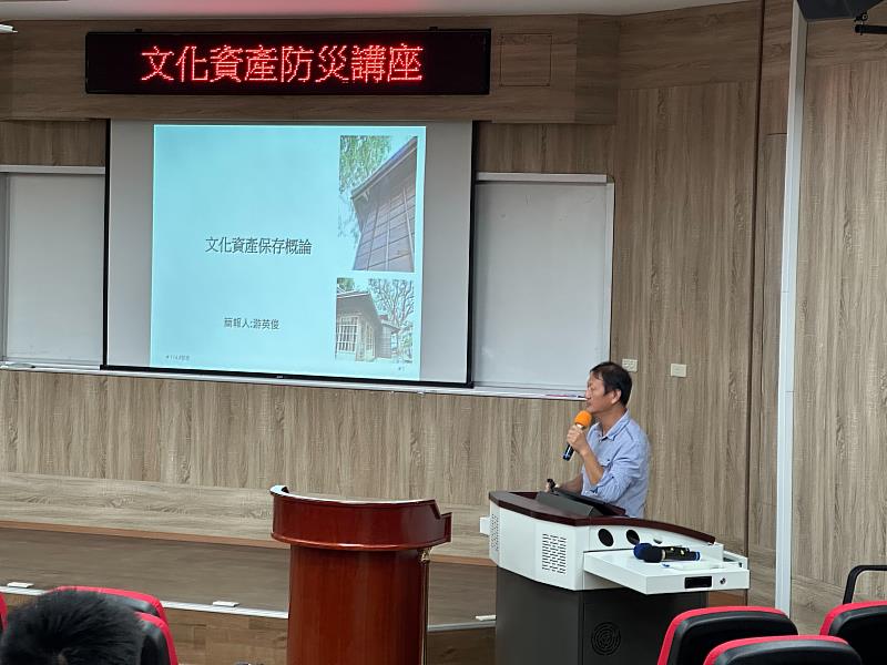 文化資產局游英俊專門委員講授文化資產保存概念。（照片/校方提供）