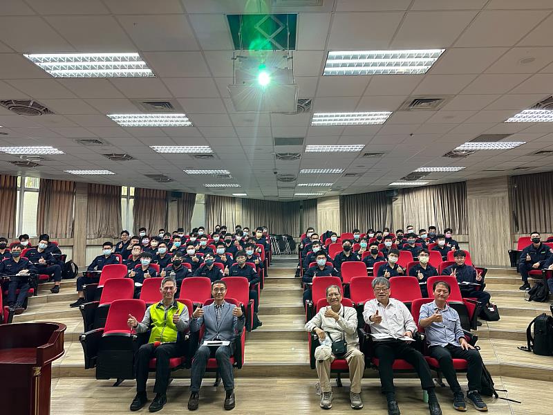 中國科技大學教育部USR計畫《文化韌性永續簪纓》團隊與臺灣警察專科學校攜手舉辦「文化資產防救災講座」，前排左起為消防科湯文烈老師、邱晨瑋主任、簡賢文教授、閻亞寧教授、游英俊專門委員。（照片/校方提供）