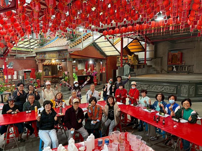 中國科大通識教育中心張賴妙理副主任、USR萌芽型「翱．生態－共善六張犁」計畫主持人徐惠莉副教授、虎嘯里詹仲琪里長與里民大合影。（照片/校方提供）