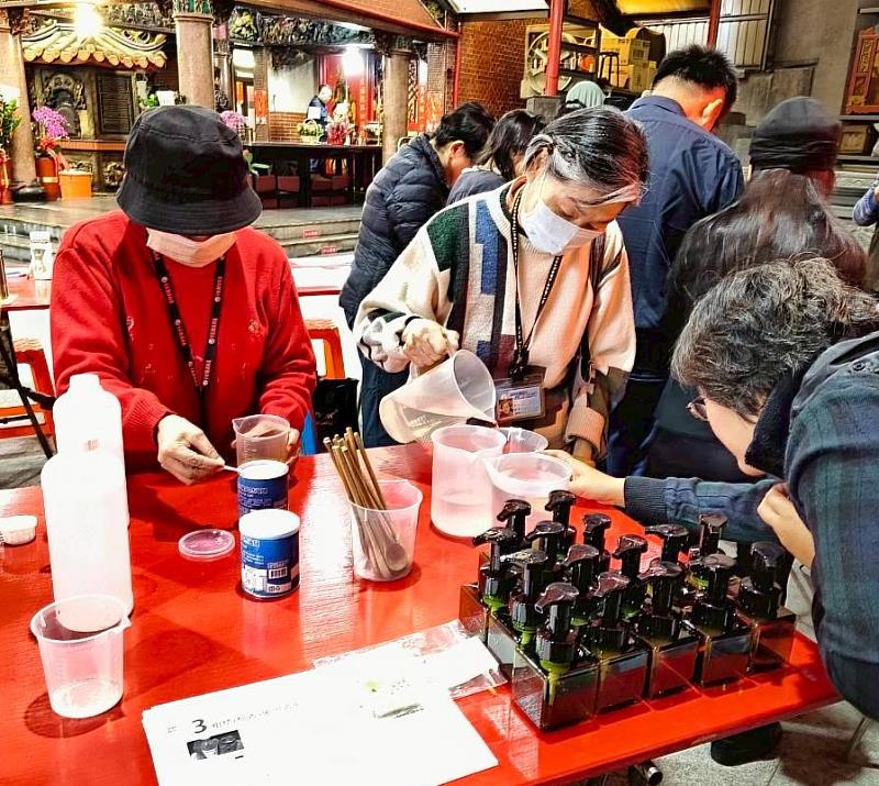 台北市虎嘯里里民專注天然柑橘皮精油調配操作。（照片/校方提供）