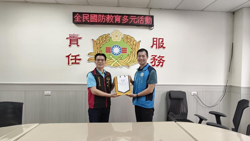 嘉藥師生與教育部雲林聯絡處交流推動全民國防教育經驗，由李柏宏主任（左）代表致贈禮品。