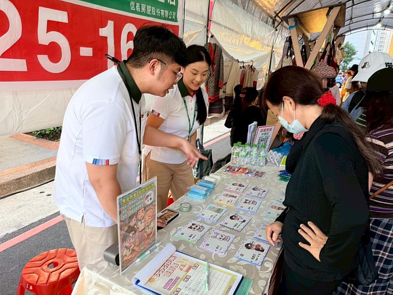 信義房屋中壢店深耕中壢六合商圈,首度以好鄰居身分參與天光市集,透過小遊戲和民眾互動、傳授生活客語。