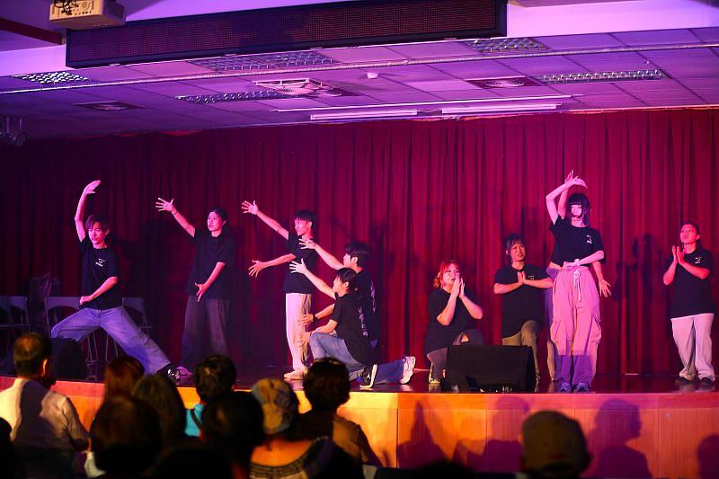 南臺科大學生現場演出西港共融音樂劇《鯉魚公說我跟我爸很像，我說哪有》。這場演出是學生將藝術專業與在地文化結合的實踐成果。