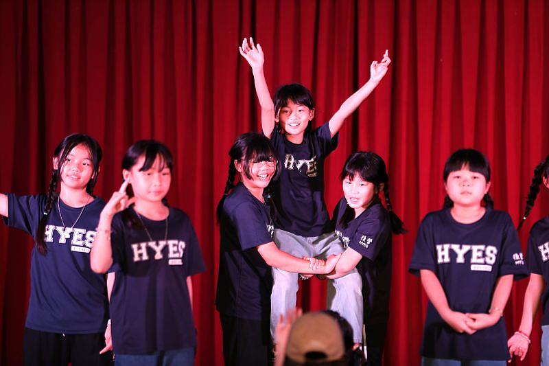 後營國小學童登台演繹舞蹈〈西港，我長大的地方〉。該曲已正式納入後營國小音樂課教材，是南臺科大落實文化教育向下扎根的具體實踐。