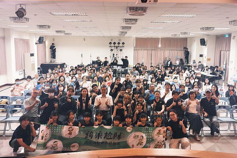 《鯉魚公說我跟我爸很像，我說哪有》音樂劇讀劇會大合照。本劇成功從美術館殿堂回歸故事起源地－西港演出，實踐了南臺科大與在地共融的USR承諾。