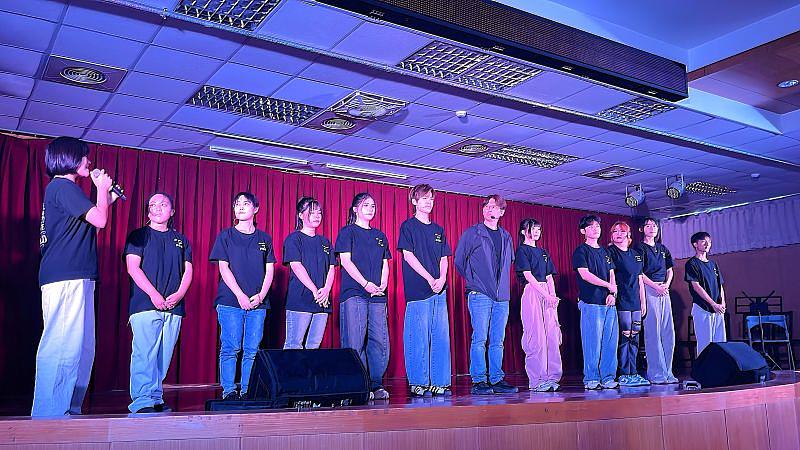 演出結束演員謝幕。圖為南臺科大師生團隊，與現場觀眾熱情互動，共同見證這場藝術回饋原鄉的溫馨時刻。