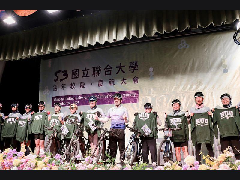 今年聯大校慶特別結合校友總會發起的「環台接力騎行活動」，在典禮前舉行終點儀式，象徵聯大人團結與堅毅的精神。