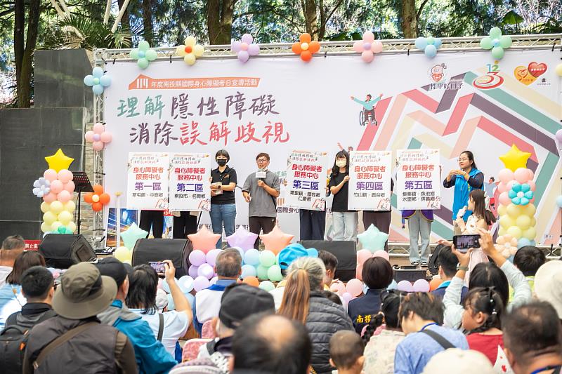 身障服務中心上台宣導。
