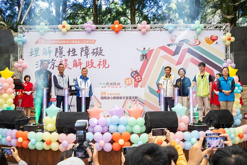 副縣長與貴賓一起進行啟動儀式。