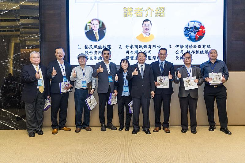 海洋永續論壇講者與貴賓合影。