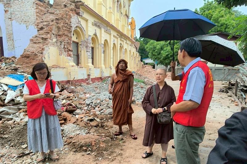 328緬甸強震後，靈鷲山法師到災區勘災畫面，也在《有我們在》歌曲MV出現。（圖由靈鷲山佛教教團提供）