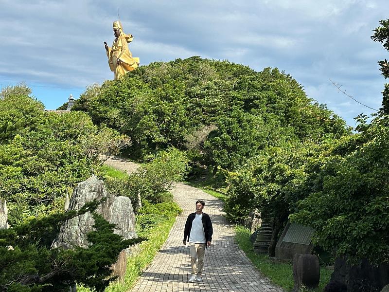 李恩邦被靈鷲山無生道場寧靜與莊嚴氛圍深深觸動。（圖由靈鷲山佛教教團提供）