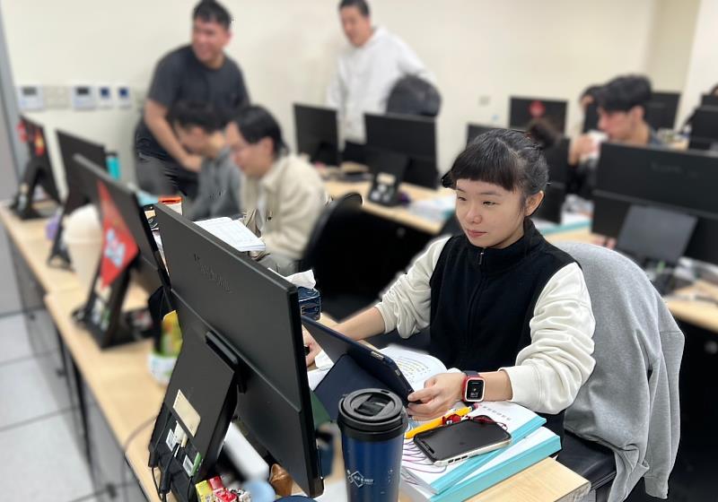 小瑋參加北分署「產業新尖兵計畫-雲端網路與資安工程師養成班」上課實況，訓後成功轉職資訊業。