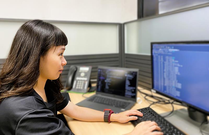 小瑋參加北分署「產業新尖兵計畫」養成工程師專業，成功轉職資訊業，薪資較前一份工作提升3成以上。