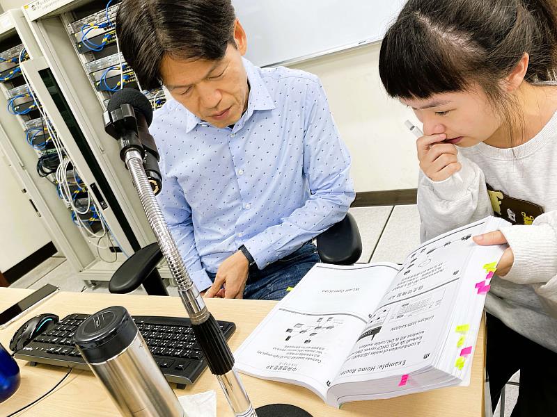 小瑋為強化資訊專業，參加北分署與電電公會合作辦理的「雲端網路與資安工程師養成班」，課程中積極主動與講師討論網路架構與封包傳遞等技術。