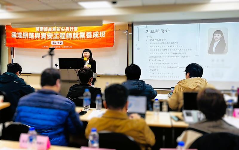 小瑋參加北分署「產業新尖兵計畫」5個月的密集訓練養成工程師專業，訓後成功轉職資訊業。