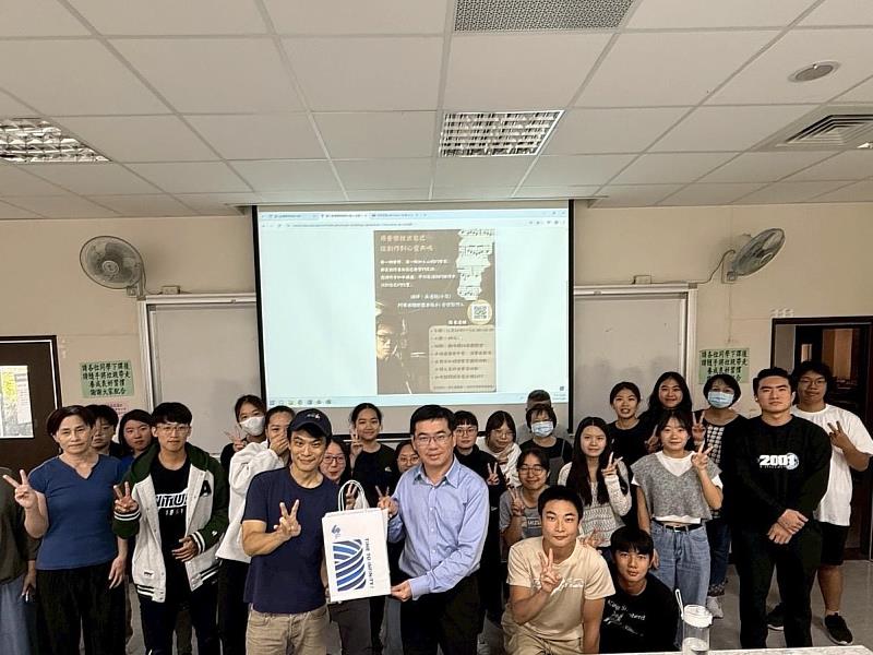 臺體大性平會邀請吳逸駿分享音樂創作的情緒力量。