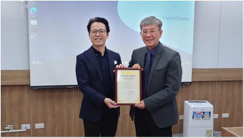 黃彬芳院長頒發客座教授證書予日本國立環境研究所副主任中山祥嗣博士（Shoji Nakayama）。