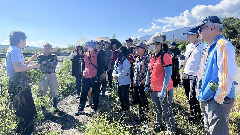 講師講解溪畔常見的植物種類。