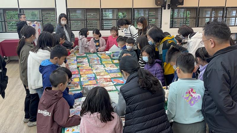 救國團「書香傳千里．悅讀零距離」偏鄉學童贈書活動於過嶺國小溫馨展開。