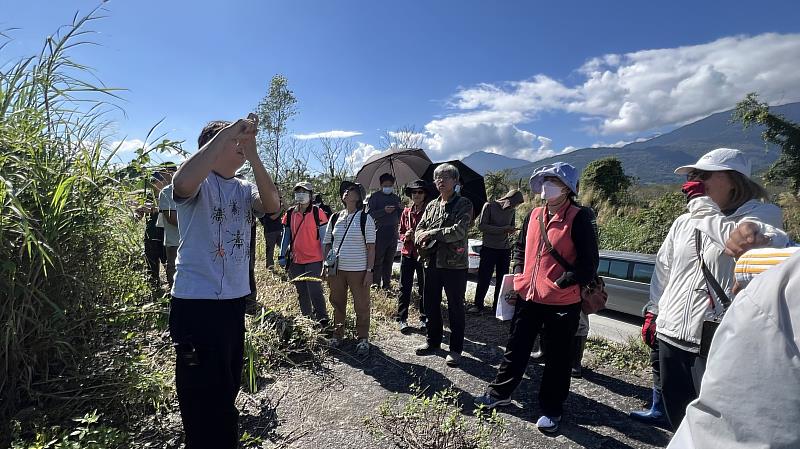 講師分享種子乾燥與潮濕時生長的特性。